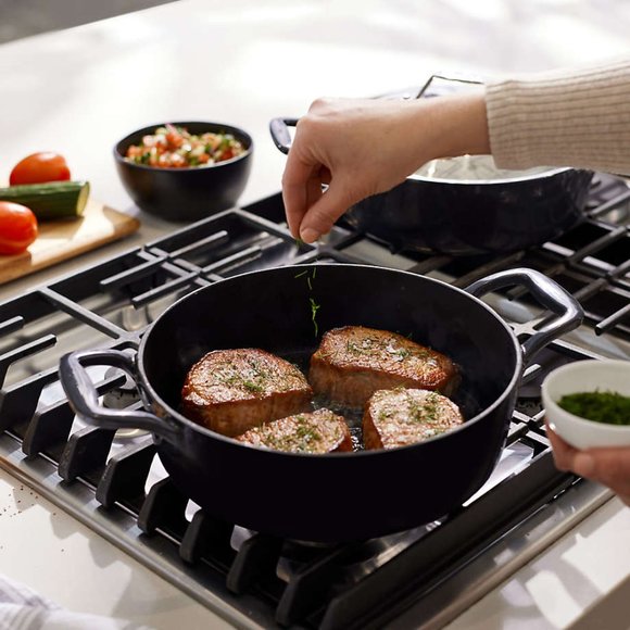 All Clad 4-Qt Braiser with Lid and Acacia Wood Trivet / Enameled Cast Iron NIB - Picture 4 of 8